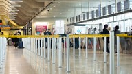 Vor einem Schalter am Flughafen Köln/ Bonn stehen verhältnissmäßig nur wenige Menschen.