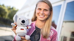 Klara Bühl hält den Häkel-Koala namens Waru in der Hand