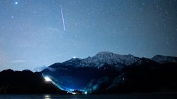 Eine Sternschnuppe über dem Kochelsee in Bayern