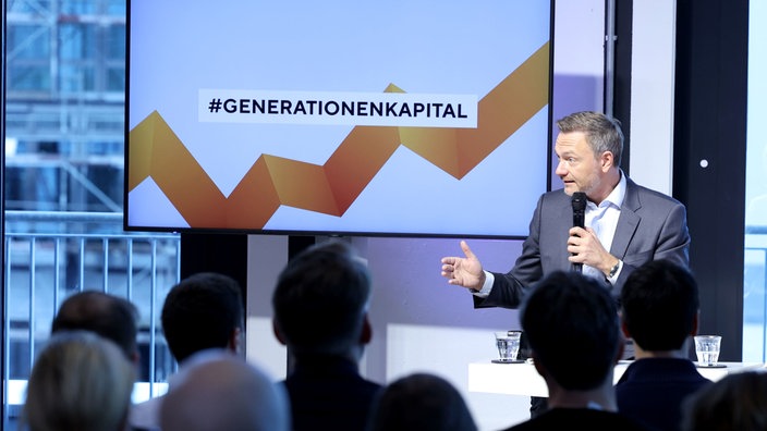 Christian Lindner (FDP), Bundesfinanzminister, nimmt an einer Townhall-Veranstaltung im Co-Working-Space WeWork zum Thema #Generationenkapital teil.