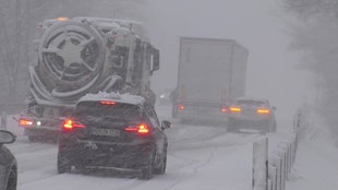 Schnee und Glätte sorgen für Verkehrsprobleme in vielen Teilen von NRW