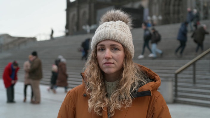 Michelle Etienne vor dem Kölner Hauptbahnhof