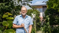 Heinz-Josef Heuckmann aus Enningerloh in seinem Garten