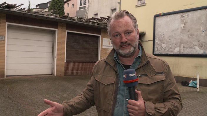 Reporter Joerg Steinkamp berichtet aus Essen nach dem Brand