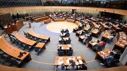 Jugendliche sitzen während der Plenarsitzung des nordrhein-westfälischen Jugendlandtags im Plenum