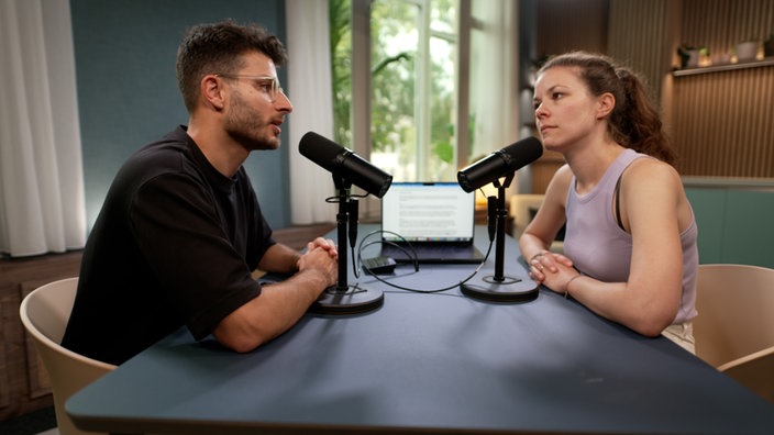 Carolin Bredendiek und Borhan Akid, Hosts der ersten Staffel von "CUT - Das Silvester, das uns verfolgt"