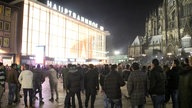 Menschenmenge am Kölner Hauptbahnhof