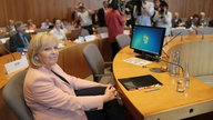 NRW-Ministerpräsidentin Hannelore Kraft (SPD) sitzt in Düsseldorf im Sitzungssaal des Landtages.