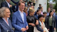 Hendrik Wüst (CDU, Mitte), Mona Neubaur (Grüne, rechts daneben) und Vertreterinnen und Vertreter von CDU und Grünen