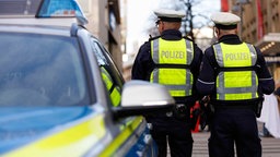 Polizisten am Rande einer politischen Demonstration