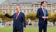 Hendrik Wüst (rechts, CDU), neuer Ministerpräsident von Nordrhein-Westfalen, steht mit seinem Amtsvorgänger Armin Laschet vor der Staatskanzlei.