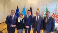 Nathanael Liminski (CDU), Henriette Reker (OB Köln), NRW-Ministerpräsident Hendrik Wüst, Serhii Lysak (Leiter der Regionalverwaltung der Oblast Dnipropetrowsk) und Ukraine-Botschafter Oleksii Makaeiv (v.l.) 