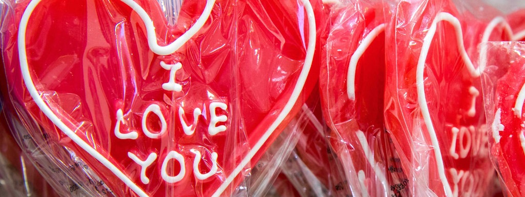 Rote Herz-Lollies mit der Aufschrift ''I love you''