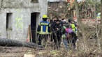 Feuerwehr und Polizei vor einem Tunnel in Lützerath