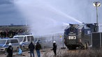 Ein Wasserwerfer bei der Demonstration in Lützerath