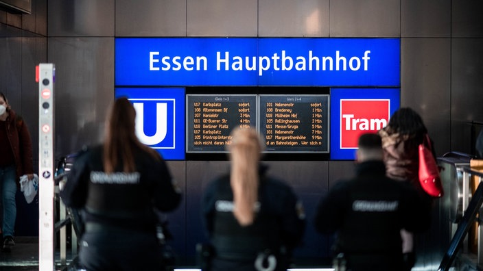 Ordnungsamt steht am Eingang des Hauptbahnhofs