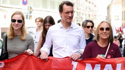 Ministerpräsident Wüst (CDU) und DGB-NRW-Vorsitzende Weber (re.) in Aachen.