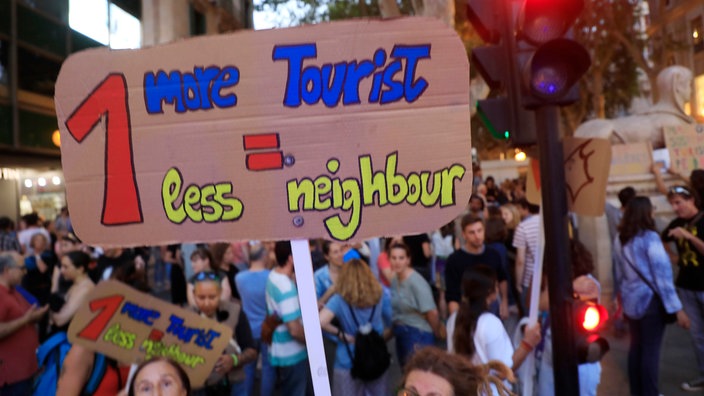 Einheimische bei einer Demonstration gegen Massentourismus