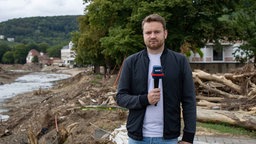 Marius Reichert steht in Ahrweiler am Flußbett