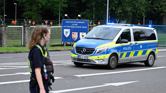  Ein Polizeiauto steht vor dem Eingang zur Luftwaffenkaserne in Wahn