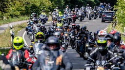 Motorradfahrende fahren bei der Sternfahrt zu Gunsten der Opfer des Anschlags in Ratingen mit.