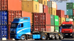 Am Containerhafen in Duisburg Ruhrort werden Container verladen.