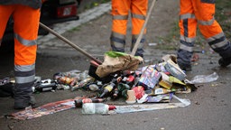 Mitarbeiter der AWB Köln entsorgen abgebrannte Feuerwerkskörper und anderen Müll