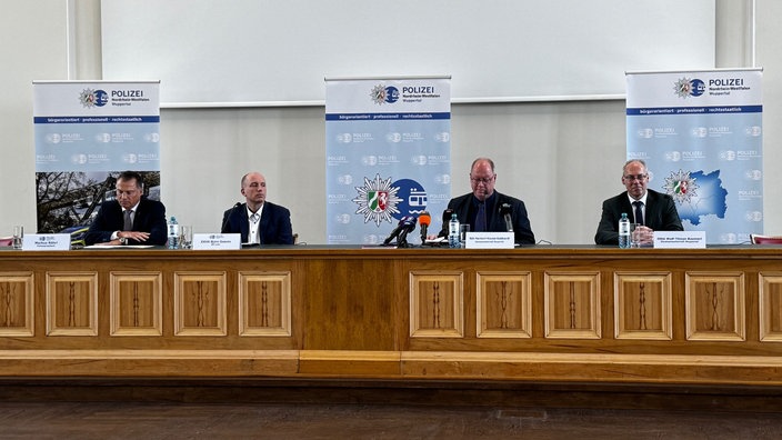 Vertreter von Polizei und Staatsanwaltschaft bei der Pressekonferenz in Wuppertal zu Brand und Macheten-Angriff in Solingen