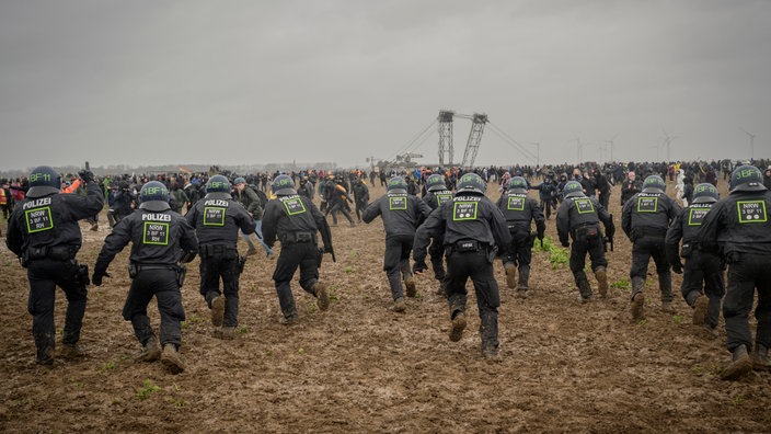  Gewalt zwischen Polizei und Demonstranten auf den Feldern vor Lützerath