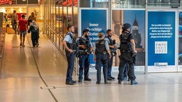 Polizisten stehen bewaffnet am Wuppertaler Hauptbahnhof