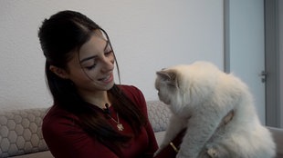 Selin Islami mit Katze Luna