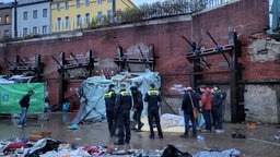 Ordnungsamt und Co. räumen Hütten auf dem Düsseldorfer Grand Central Gelände