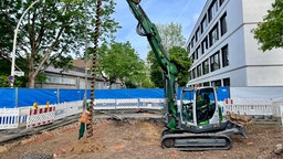 Arbeiter an einer Baustelle zur Entschärfung einer Weltkriegsbombe