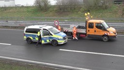 Polizei und Räumdienst auf A61 bei Nettetal