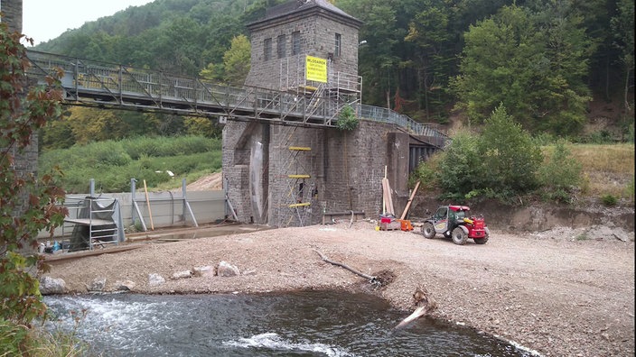 Bagger und Baufahrzeuge am Ufer der Agger.