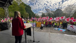 Ansprache per Mikrofon an die zahlreich erschienenen Beschäftigten der Gewerkschaft Verdi