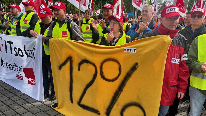 Beschäftigte bei der Protestkundgebung in Siegburg