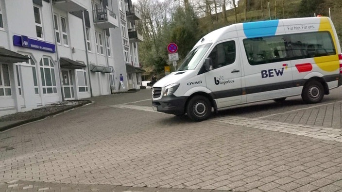 Auf dem Foto ist ein Kleinbus. An der Seite ist die Aufschrift "Bürgerbus".