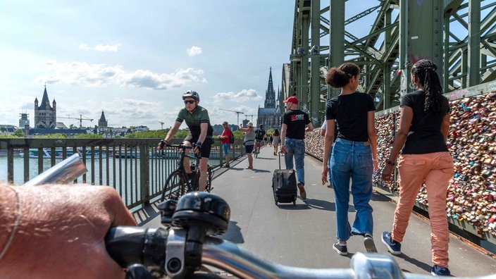 Ich Perspektive eines Radfahrers auf der Hohenzollernbrücke