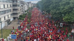 Fanmarsch der belgischen Fans durch die Straßen von Düsseldorf