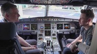 Christian Pittelkau durfte vor dem Flug ins Cockpit