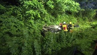 Das Unfallauto liegt auf dem Dach in einer Böschung