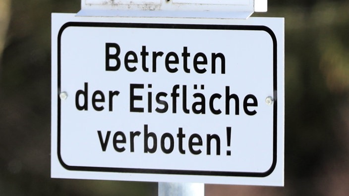 Schild mit Aufschrift: "Betreten der Eisfläche verboten"