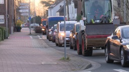 Autos stehen hintereinander im Stau.