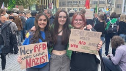 Jona Walter, Marla Posegga und Leonie Sesli auf dem Düsseldorfer Schadowplatz bei der "Fridays for Future"-Demo