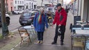 Ulrike von Ascheraden (li.) und Wolfgang Kissenbeck von "FUSS e. V. Köln" zeigen die 1,50 Meter Mindestbreite, die auf dem Gehweg freigehalten werden müssen.