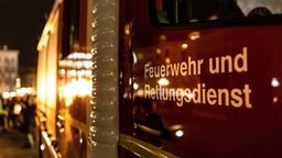 Symbolfoto: Ein Feuerwehrauto bei einem Martinsumzug.