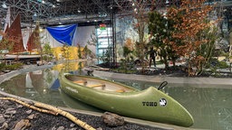 Ein Kanu schwimmt in einem künstlichen Flusslauf auf der Messe "Boot" in Düsseldorf