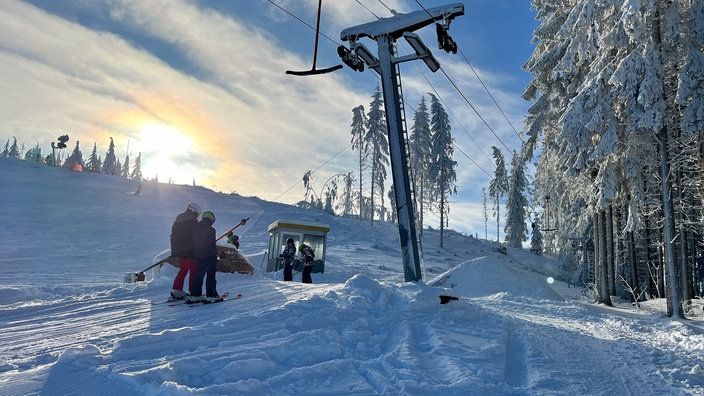 Skifahrer in einem Lift im Skigebiet Olpe-Fahlenscheid