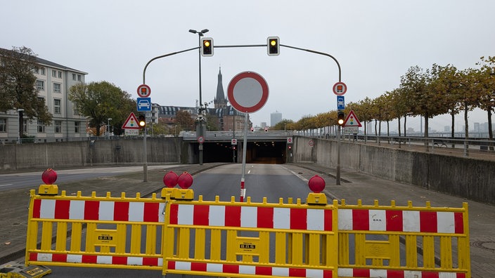 Straßensperre vor Tunnel